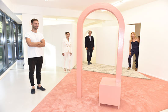 Jonas von Ostrowski, Julia Frohwitter, Peter Martin (Galerist), Dr. Isabella Goebel / Vernissage Jonas von Ostrowski in der artgallery.munich in München am 26.06.2018 / Foto: BrauerPhotos / S.Brauer fuer artgallery.munich